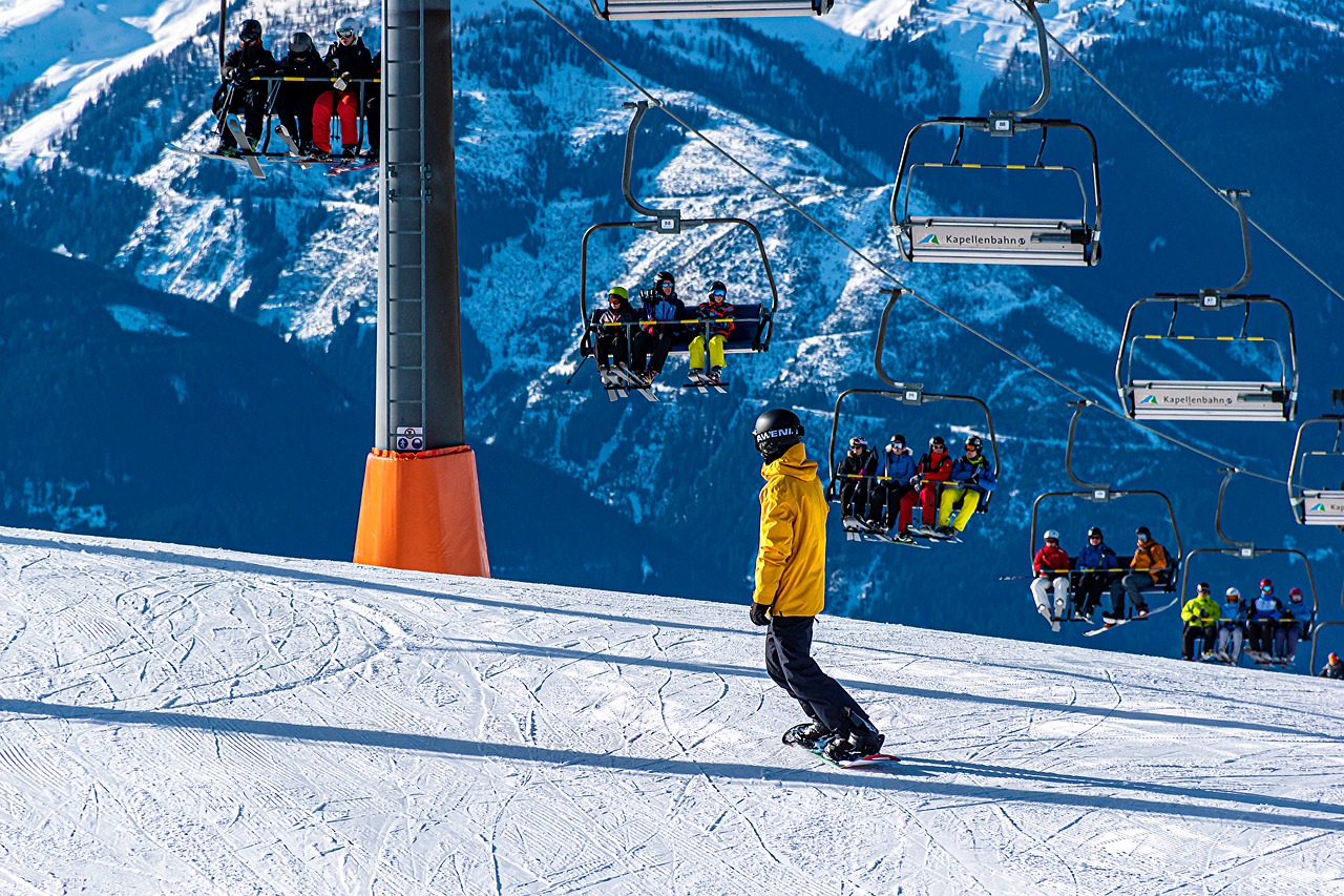 Korzystanie z wyciągu krzesełkowego podczas jazdy na snowboardzie