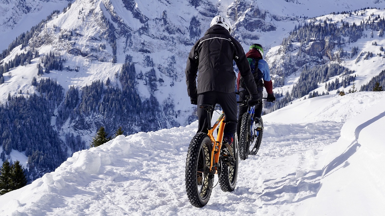 Rower w sportach zimowych: informacje o jeździe na rowerze górskim w zimowych warunkach, sprzęcie i trasach wycieczek